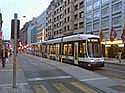 Fünfbälgige Tram in Rue Lausanne